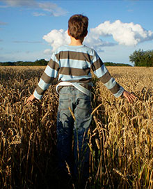 Jeune dans un champ de blé